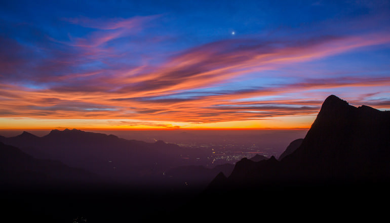 Kolukkumalai Sun Rise View Point | by Jan J George (CC BY- SA 4.0)